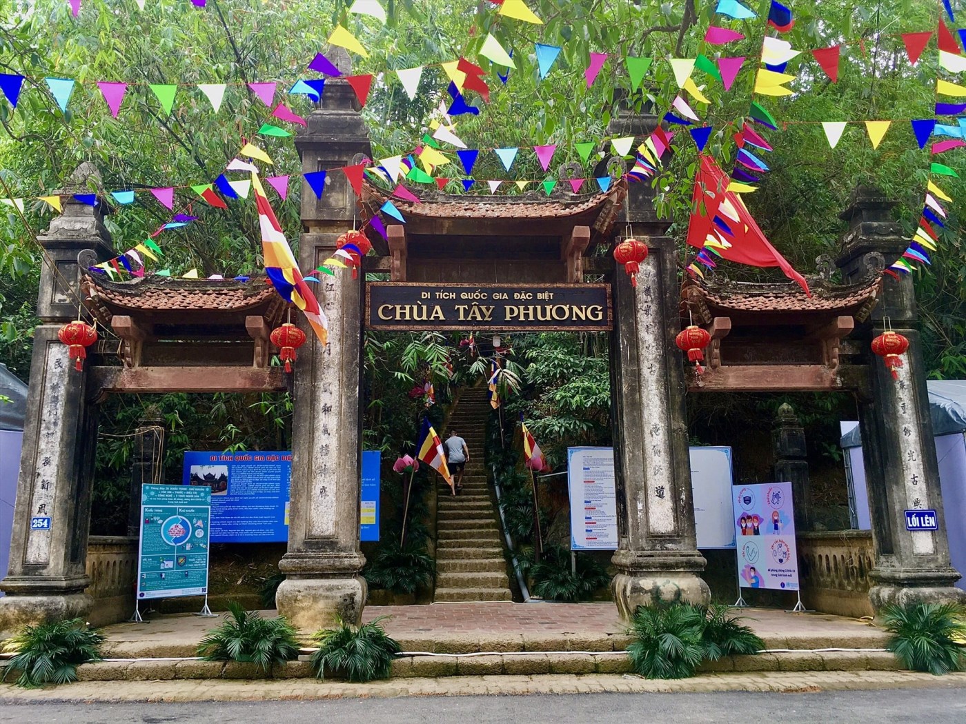  Chùa Tây Phương với 250 bậc đá lên chùa, một điểm đến không thế bỏ qua với nhiều du khách khi muốn tìm hiếu về văn hóa Phật giáo Việt Nam.