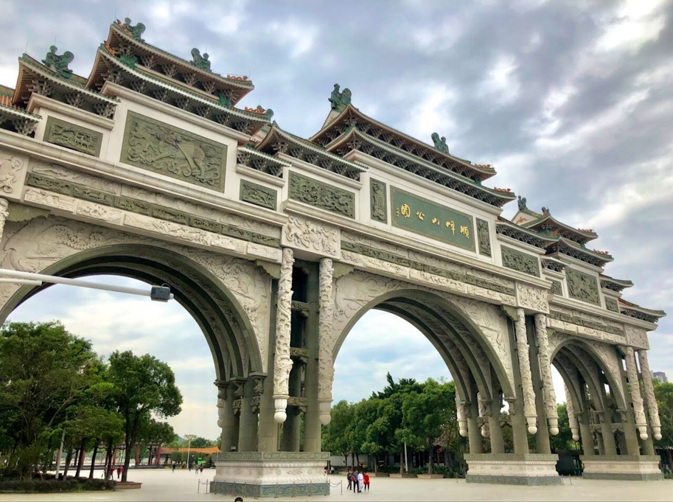 Công viên Thuận Phong - với cổng chào lớn nhất thế giới.